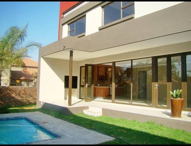 4 BEDROOM PROPERTY TO RENT IN MENLO PARK